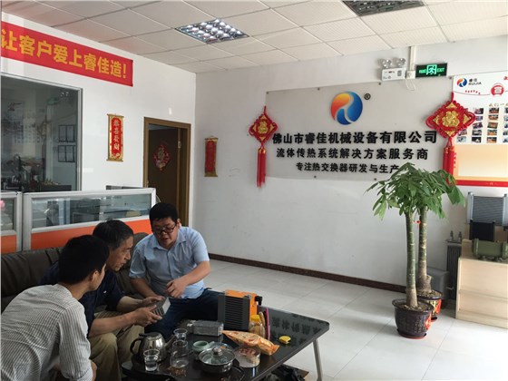 睿佳銷售工程師與客戶談方案 睿佳銷售工程師與客戶談方案