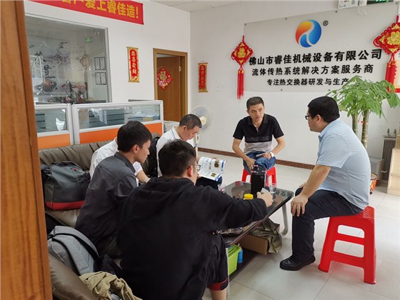 客戶與睿佳工程師商討方案.jpg 客戶與睿佳工程師商討方案.jpg