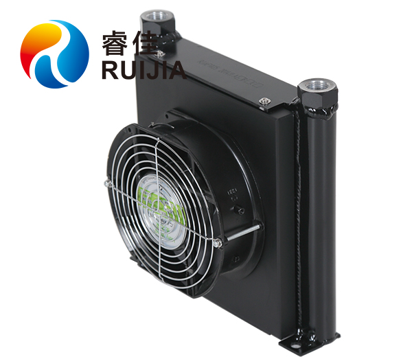 泰國客戶配置<font color='red'>液壓站風(fēng)冷散熱器</font>