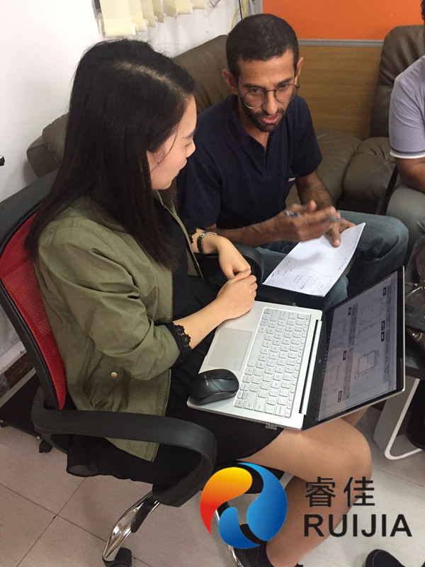 睿佳冷卻器業(yè)務員向外國友人介紹產品