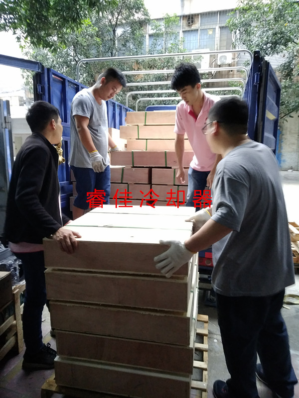 工程機械液壓油散熱器裝車發(fā)貨.jpg 工程機械液壓油散熱器裝車發(fā)貨.jpg