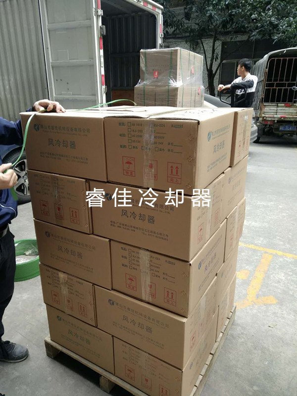 風(fēng)冷散熱器裝車(chē)發(fā)貨.jpg