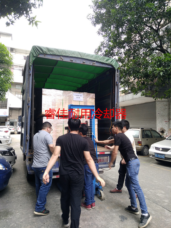 睿佳風(fēng)冷卻器裝車發(fā)貨.jpg 睿佳風(fēng)冷卻器裝車發(fā)貨.jpg