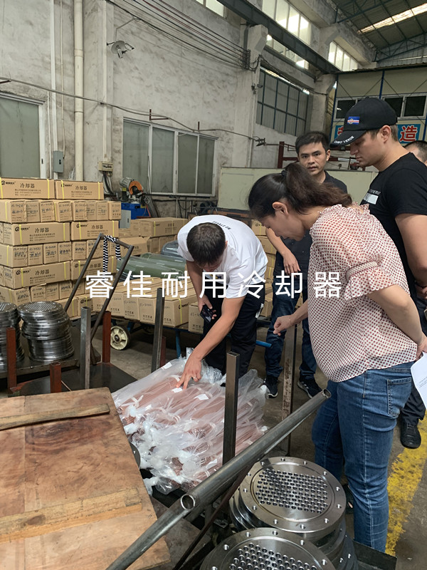 外國(guó)客戶(hù)參觀(guān)水冷卻器原料車(chē)間.jpg