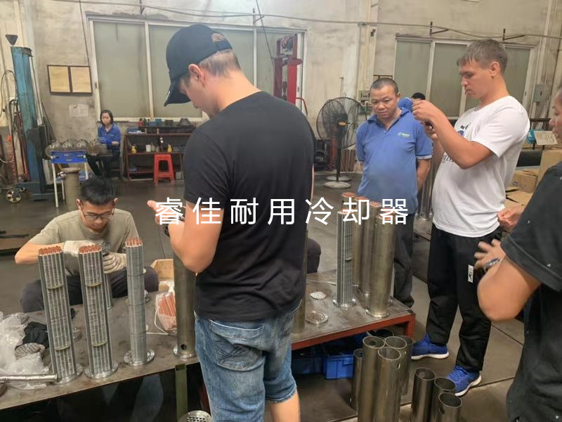 客戶(hù)觀(guān)看水冷卻器生產(chǎn)過(guò)程.jpg
