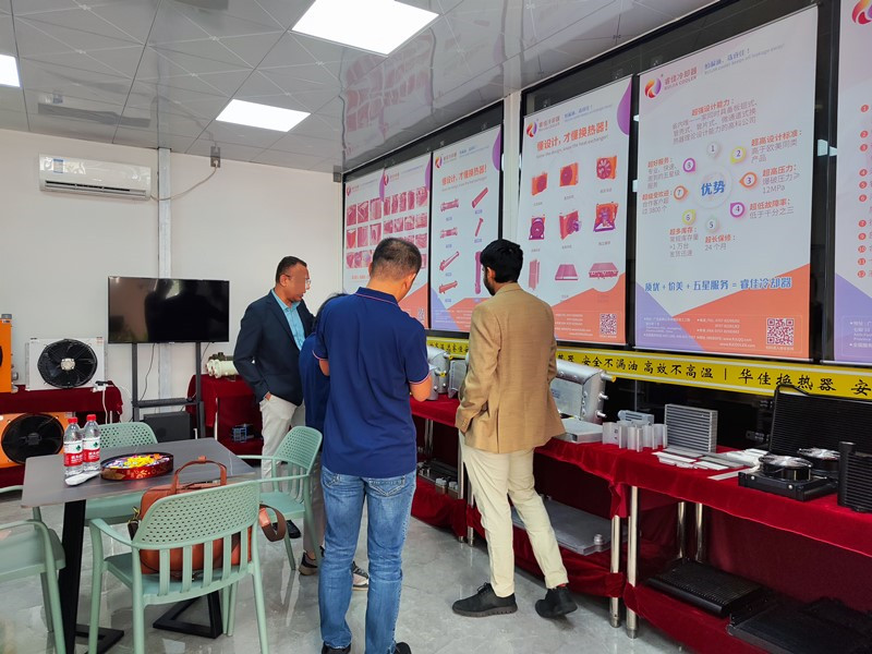 外國客戶到訪睿佳安全冷卻器.jpg 外國客戶到訪睿佳安全冷卻器.jpg