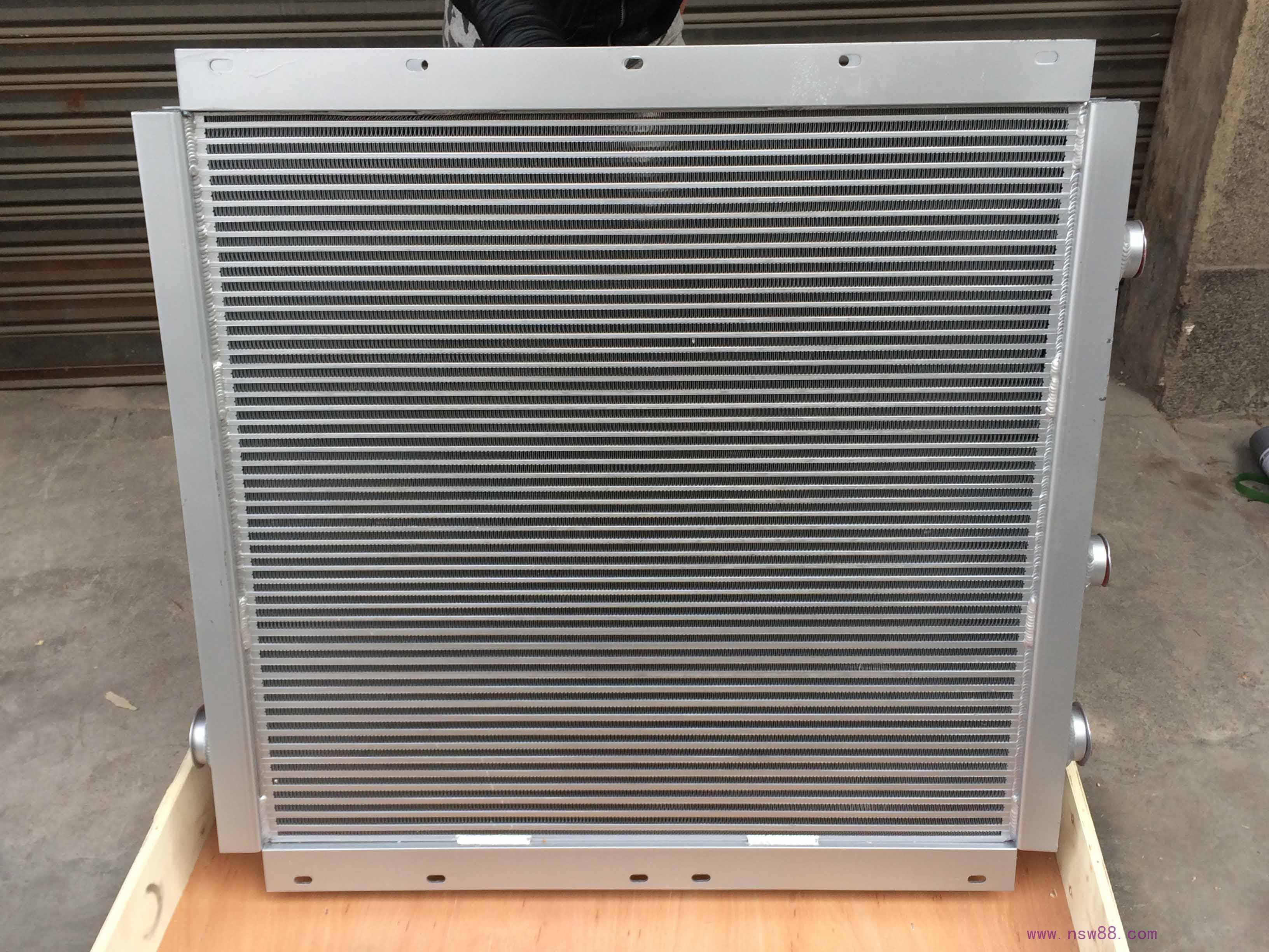 用心設(shè)計睿佳為您非標(biāo)定制<font color='red'>紅五環(huán)空壓機冷卻器</font>