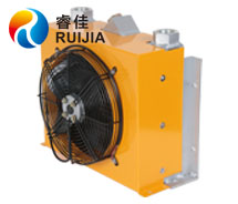 【碼頭機械】<font color='red'>RJ357油冷卻器</font> 為客戶提供貼心防腐處理