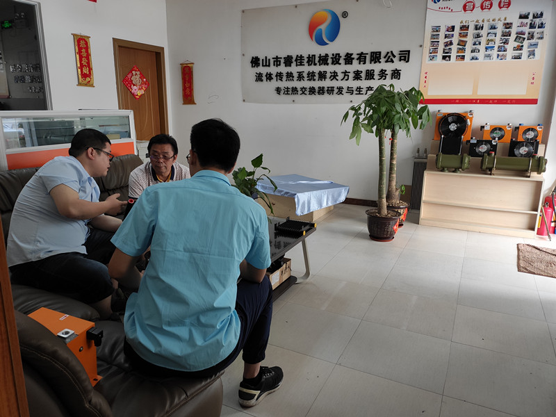 客戶到訪，選購睿佳<font color='red'>液壓風(fēng)冷卻器</font>